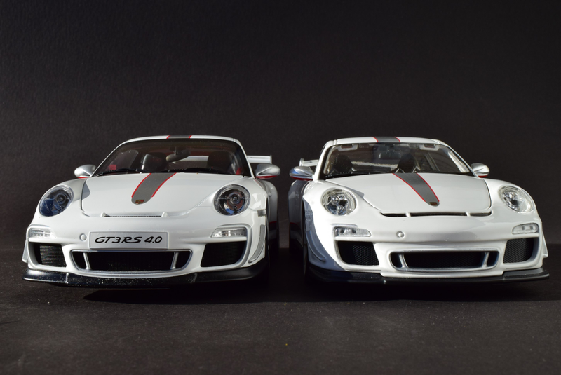Illustration for article titled RennSport Battle: 997 911 GT3 RS 4.0, AUTOart v. Bburago